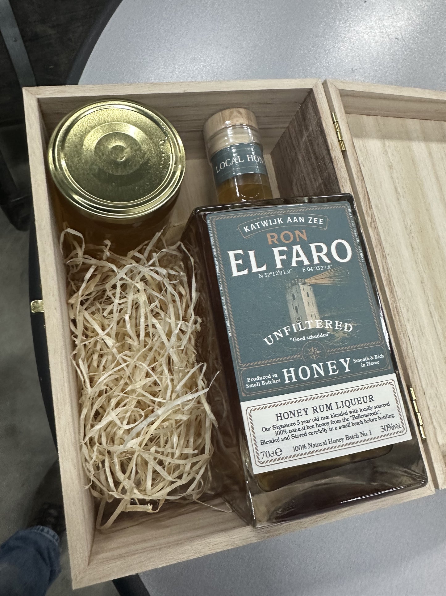Ron El Faro + honey giftbox