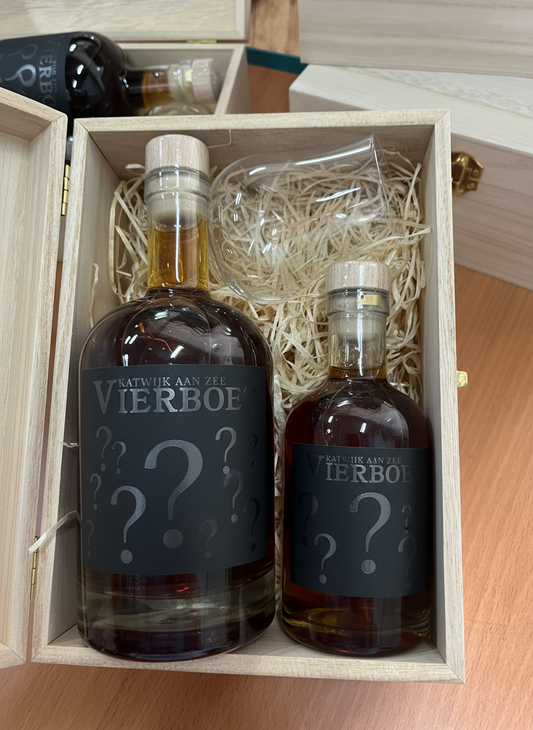 Vierboet Whisky collectors edition houten kist 2 flessen met gratis Glencairn glas.