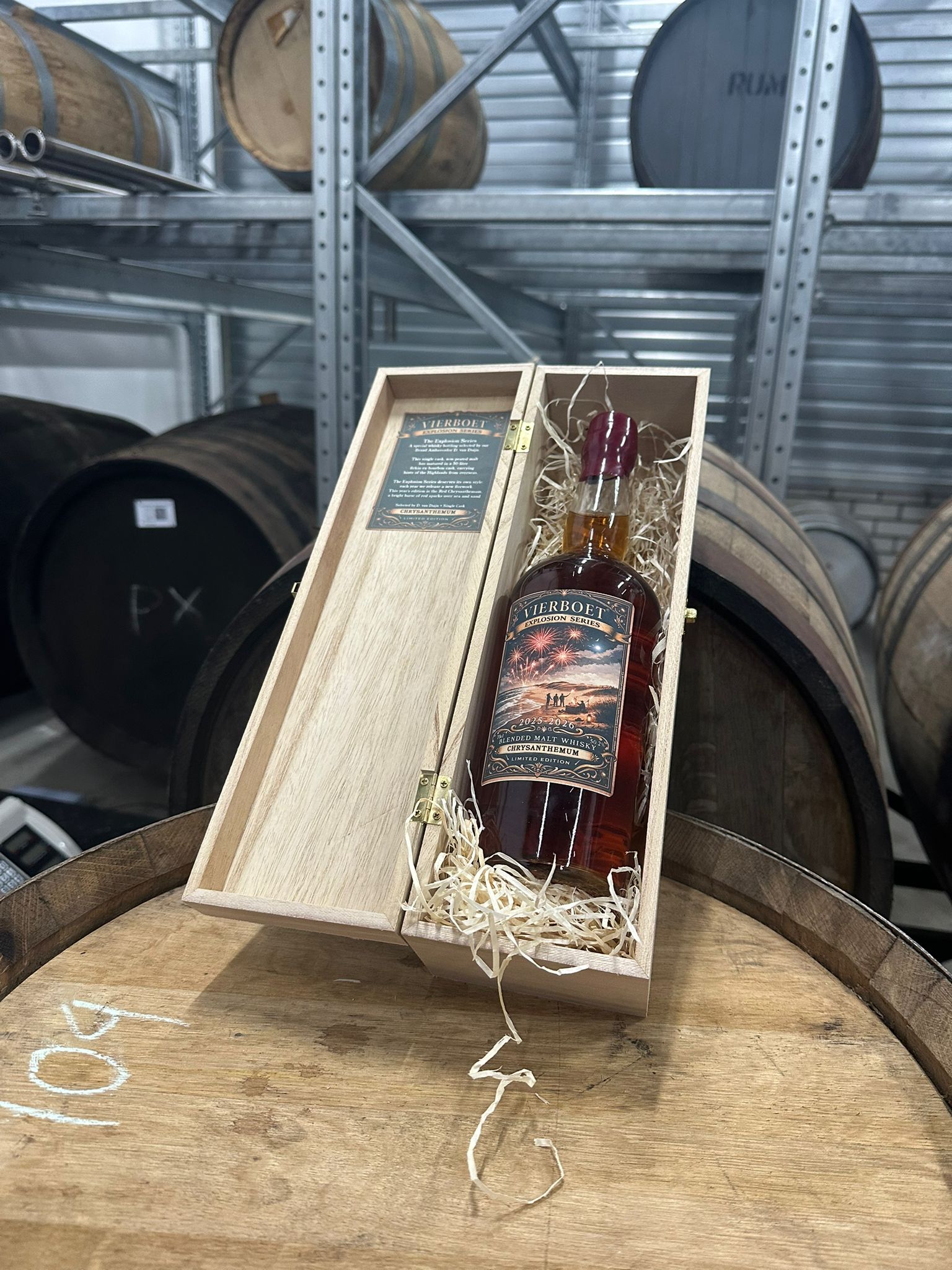 Exclusieve whisky botteling met vuurwerk op het etiket