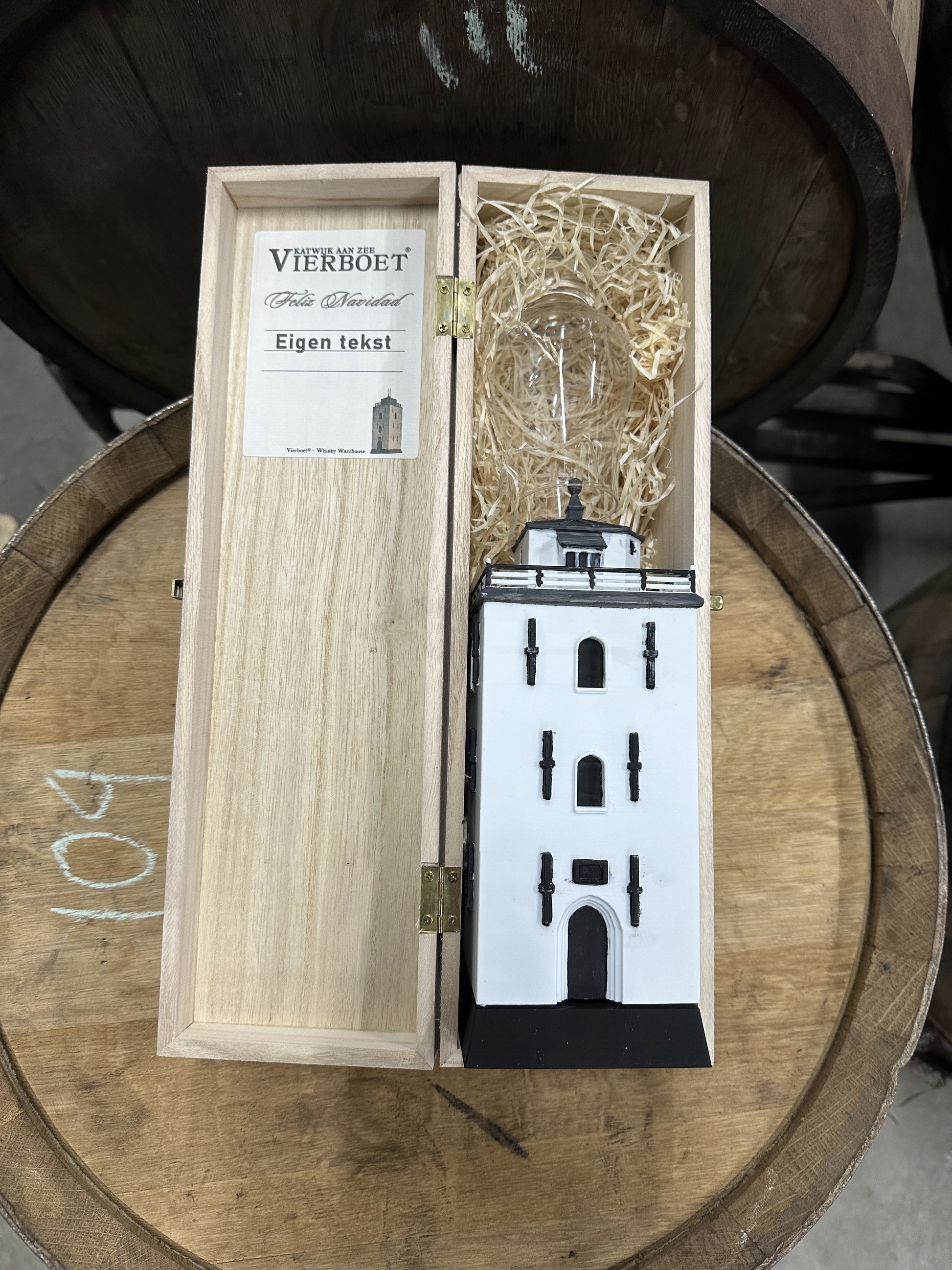 Opengemaakte giftbox met mini vuurtoren van Katwijk aan Zee